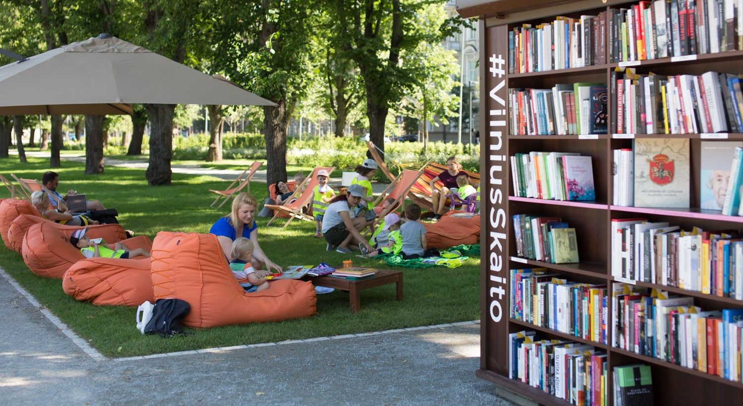 Open library “Vilnius Reads” is back to Lukiškės Square!